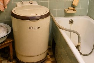 Hopsající retro pračka a hadice do vany: Prát prádlo za socialismu bylo horší, než očistec - Médium.cz